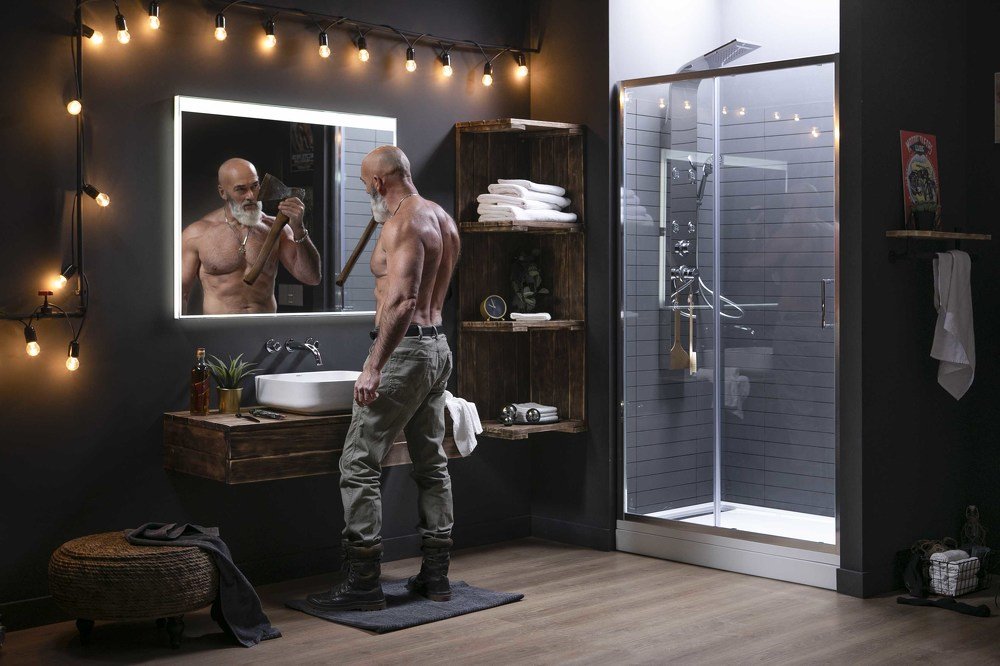 Мужчина бреется топором