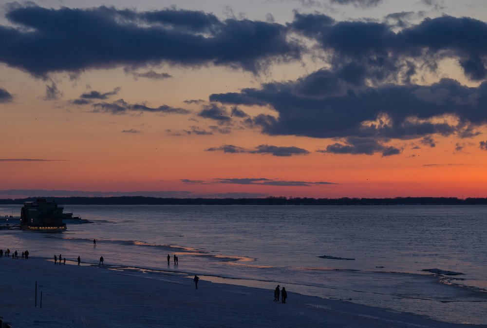 Мартовский закат на реке Волга