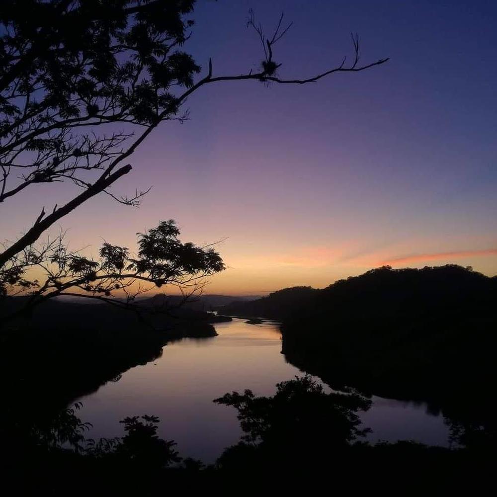 La luz y la oscuridad se besan