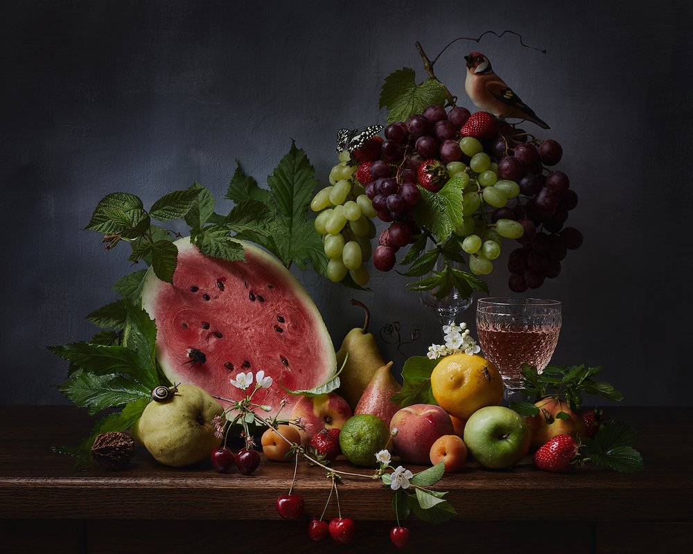 Натюрморт с арбузом и фарфоровым щеглом