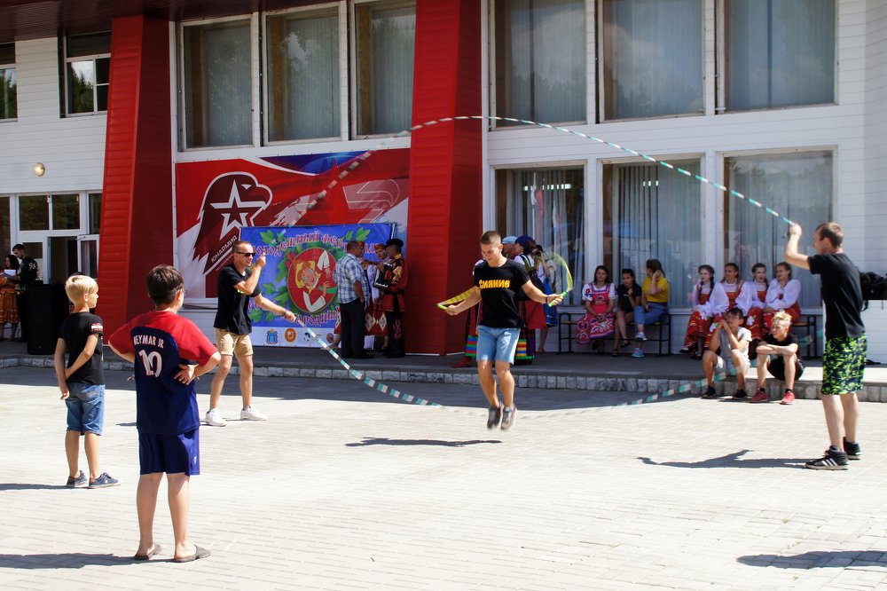 прыжки через скакалку