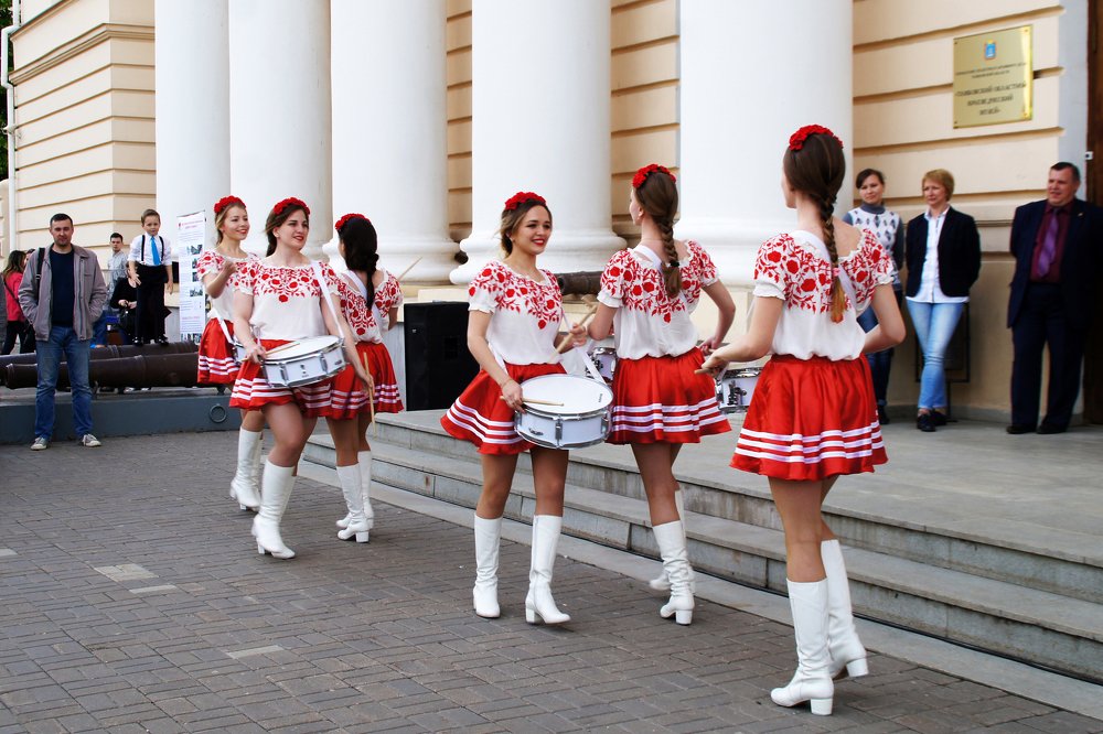 танец барабанщиц