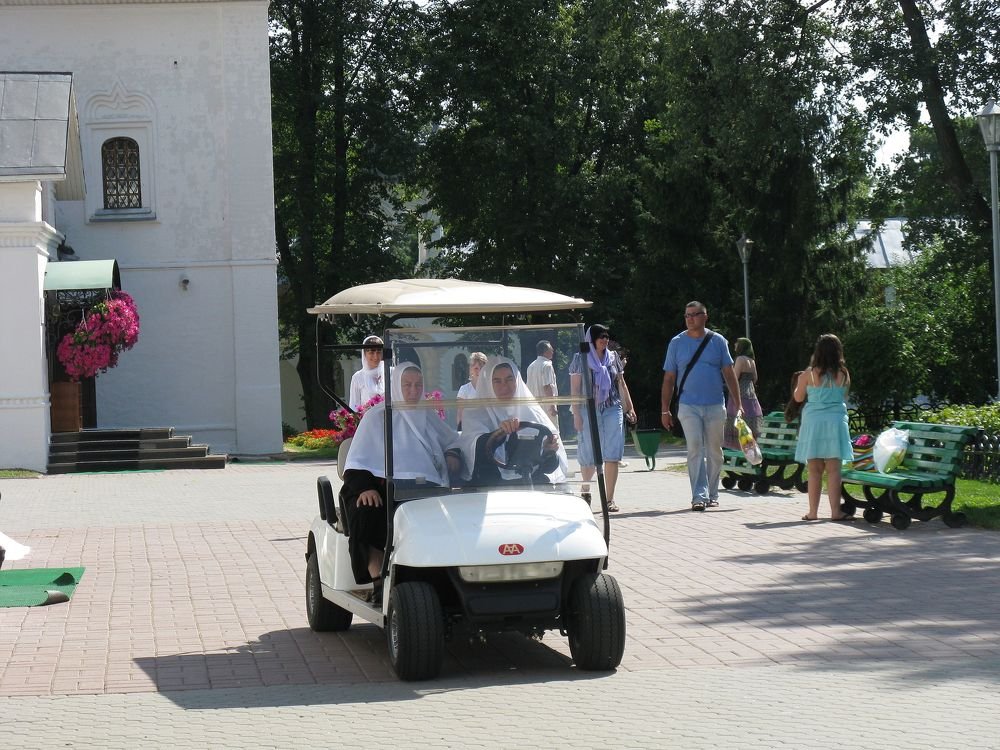 Едут на службу