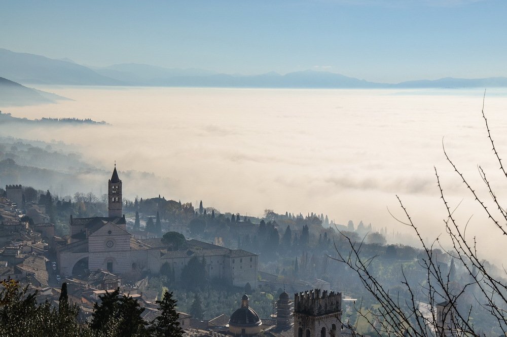 Город Ассизи, Италия, в сезон осенне-зимних туманов