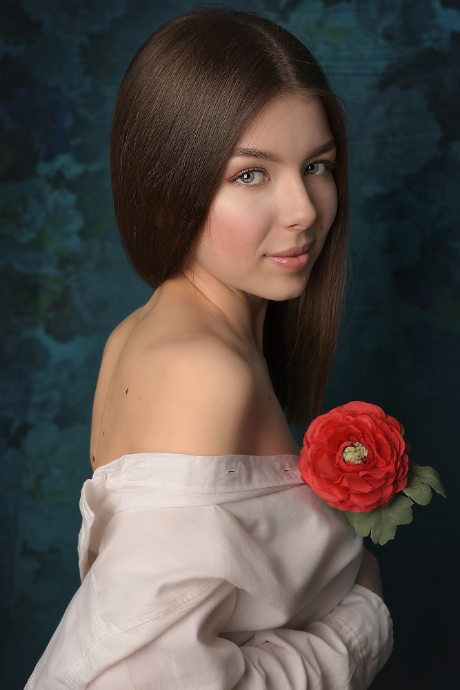 Девушка с цветком.