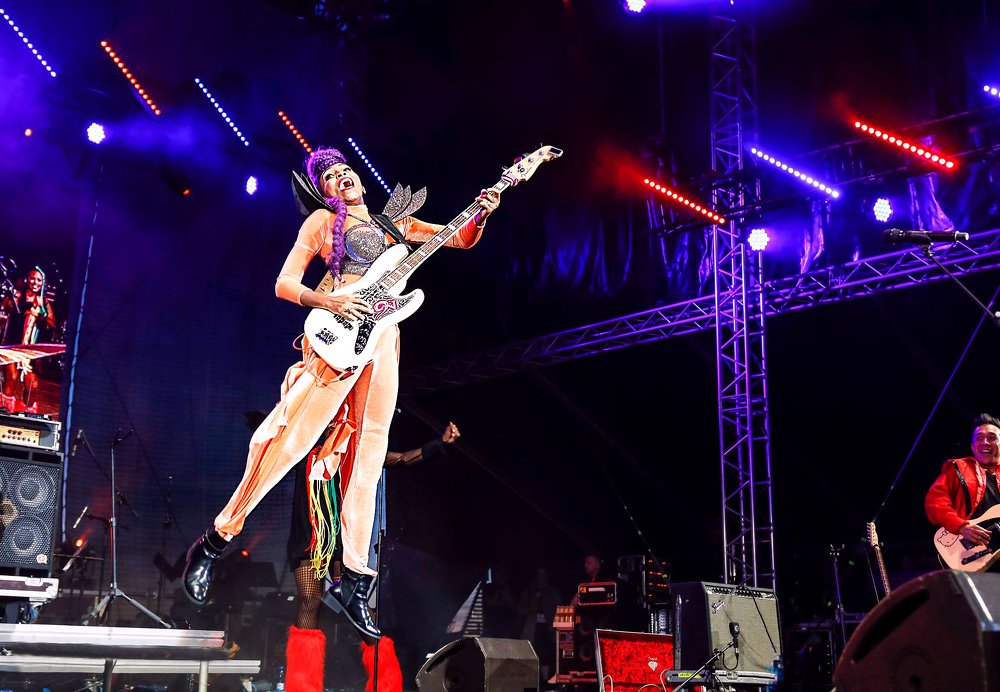 Свободный полет во время исполнения (Nik West )