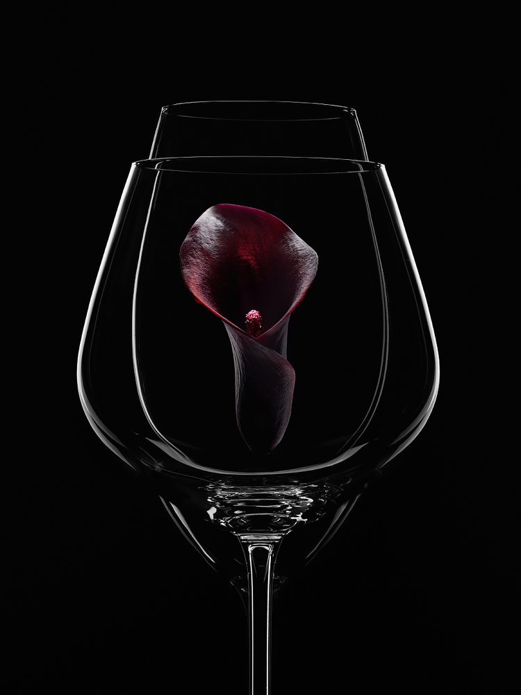 Натюрморт с бокалами на черном