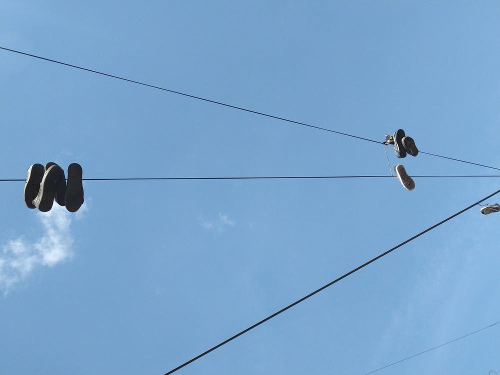 Zapatos colgados