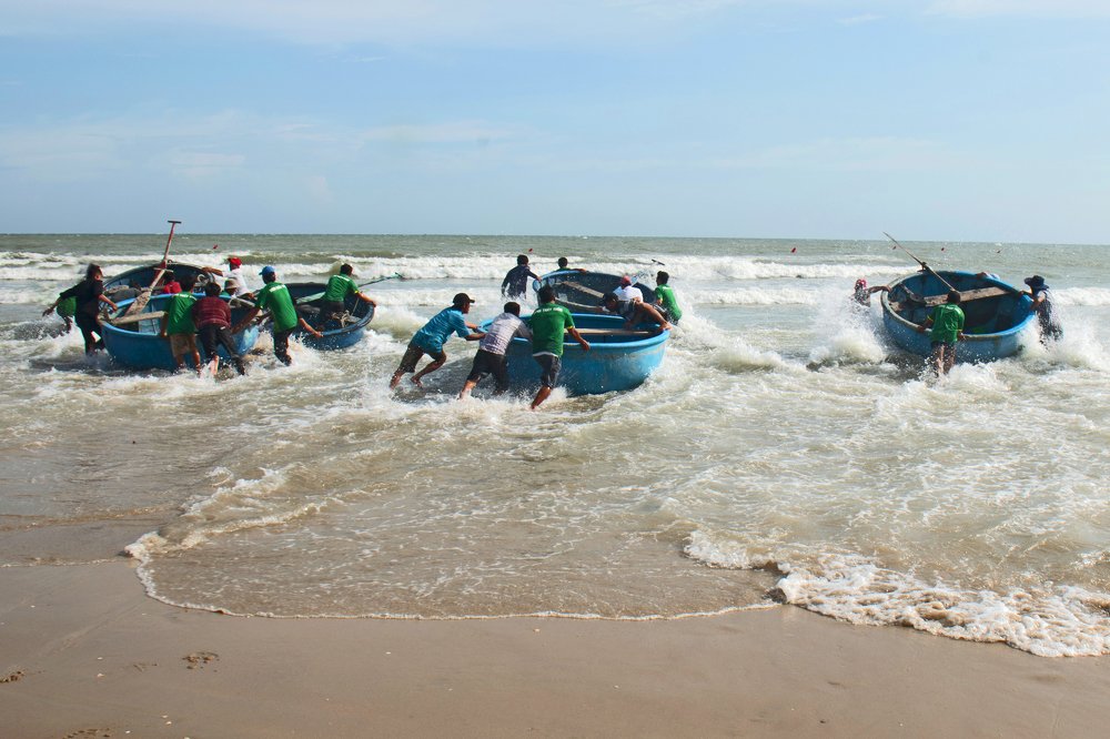 Đua thuyền thúng bãi biển