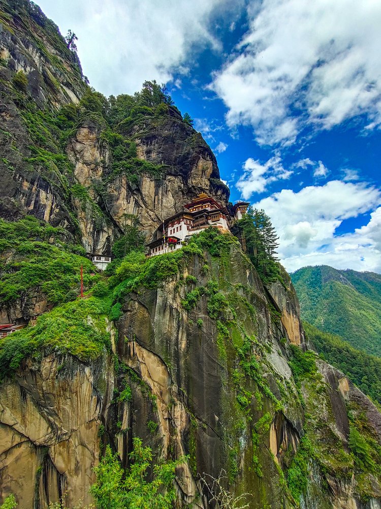 THE LAND OF GROSS NATIONAL HAPPINESS. PARO TAKTSANG(TIGER'S NEST)