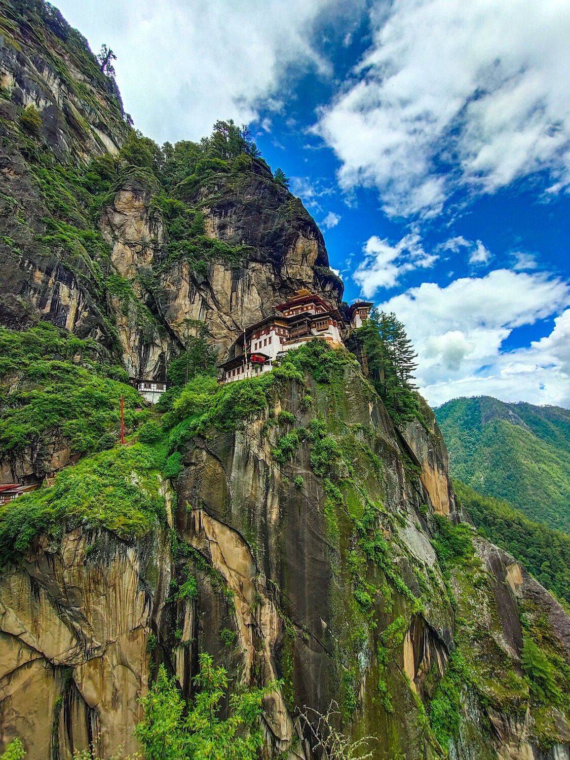 THE LAND OF GROSS NATIONAL HAPPINESS. PARO TAKTSANG(TIGER'S NEST)