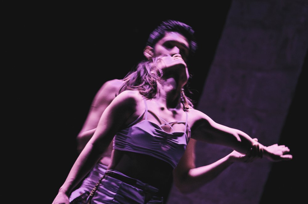 Entre las sombras esta el Arte.