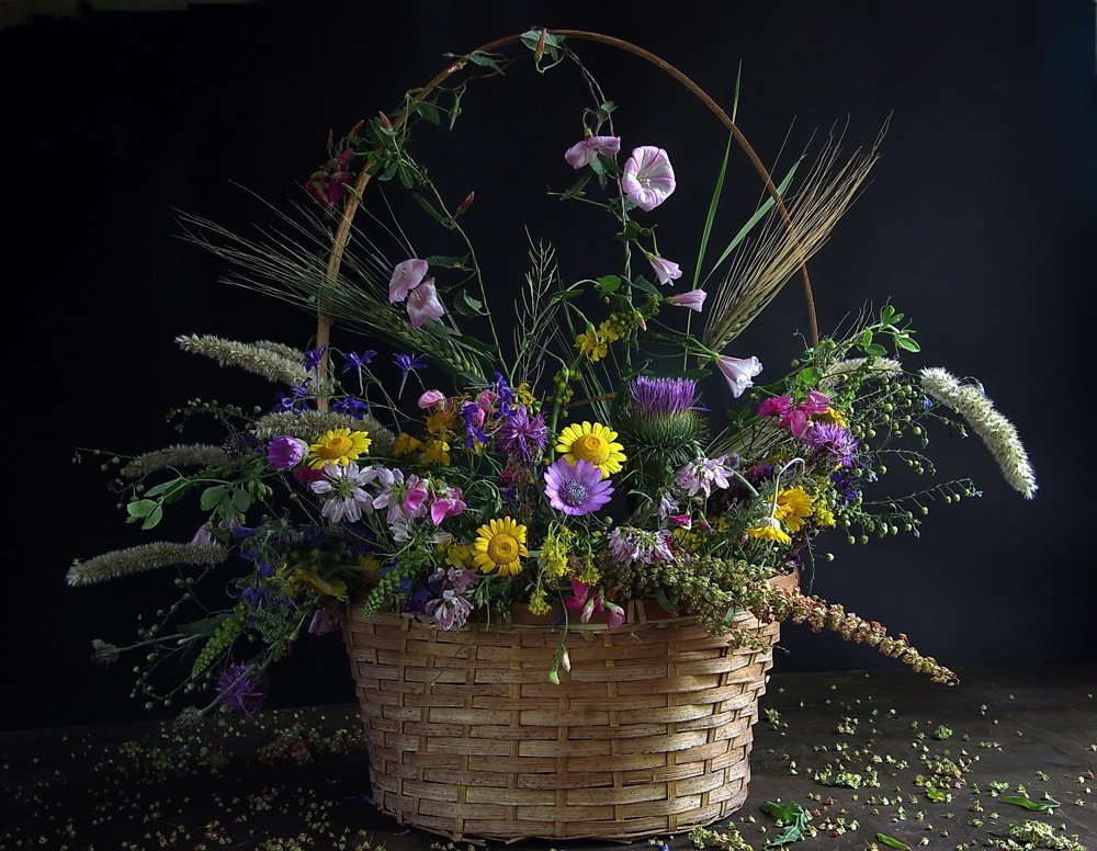 Корзина цветов полевых .