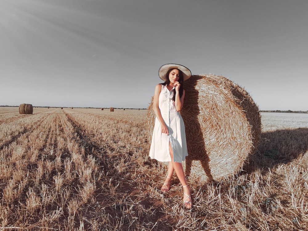 Девушка и тюки)