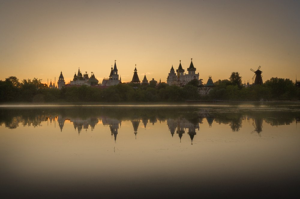 Izmailovsky Kremlin at sunset