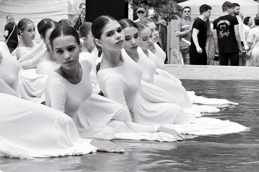 В танце только девушки