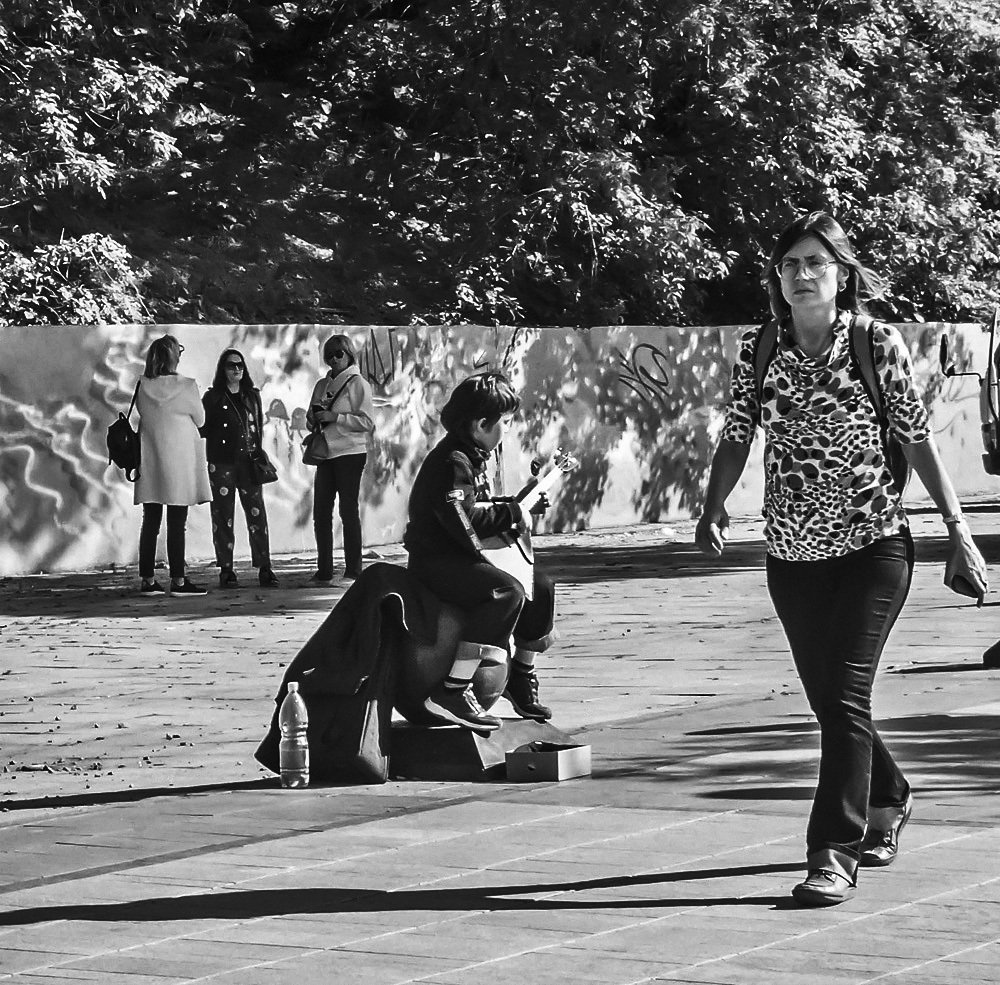 и люди все проходят мимо....