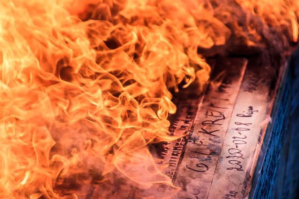 Огонь сжигает все