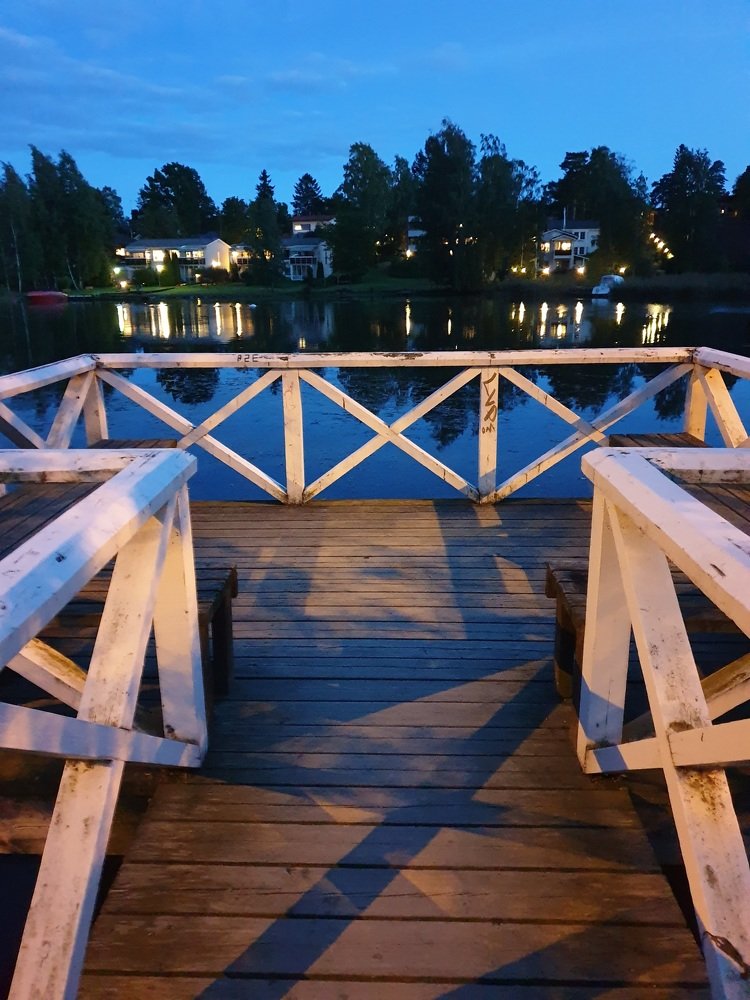 Тени на берегу и на воде