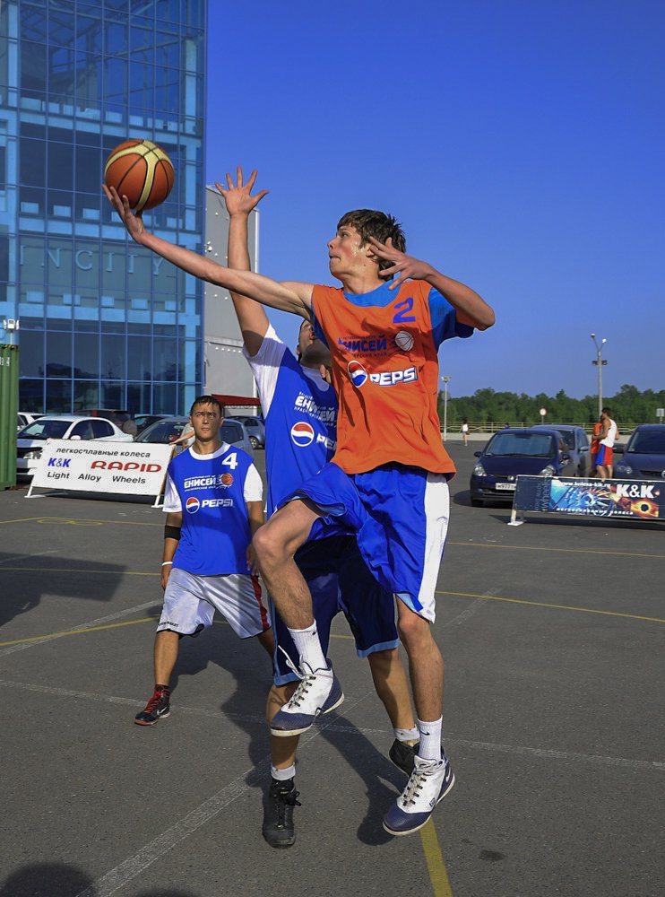 Уличный баскетбол.