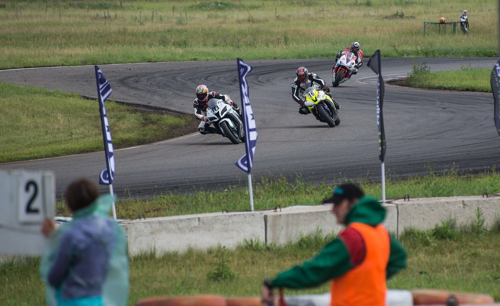 Вписаться в поворот.