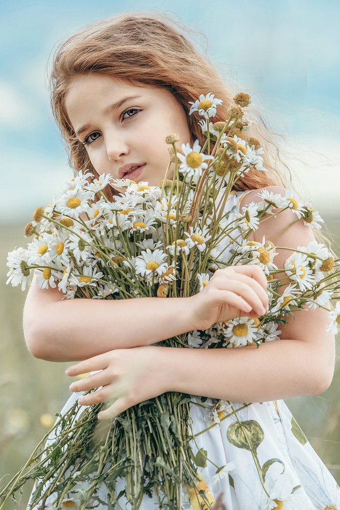 Девушка с ромашками.