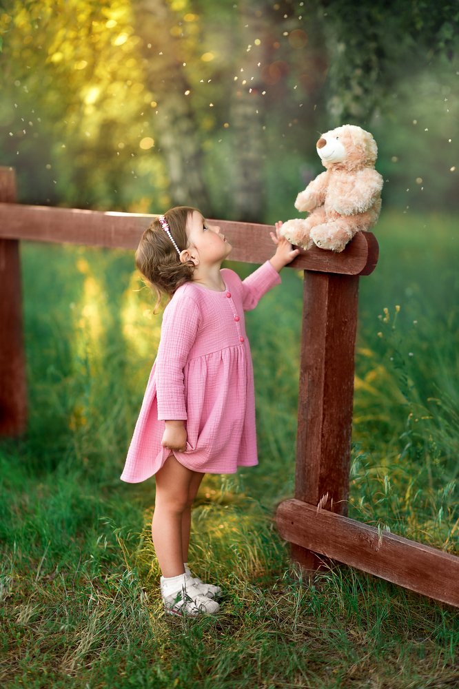 Девочка в розовом с мишкой.
