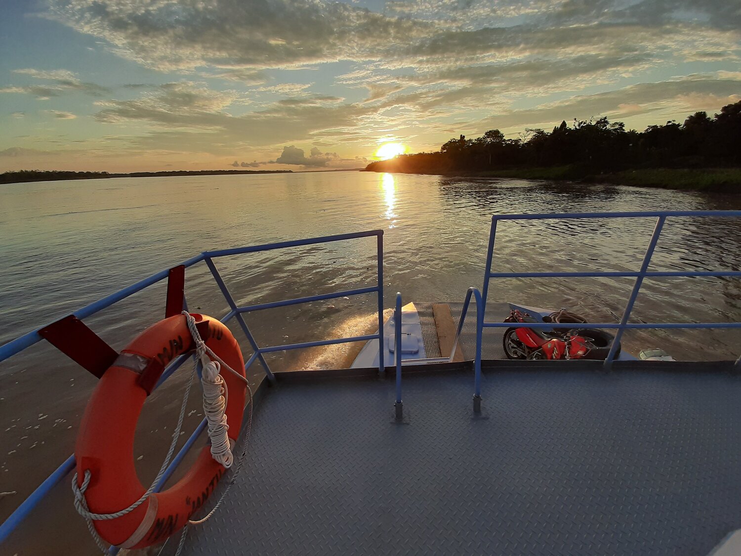 Un atardecer en el río Amazonas