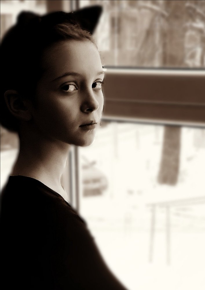 За кулисой.