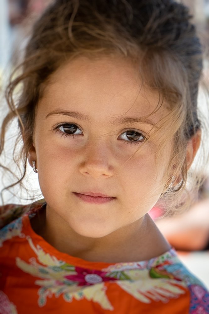 С настроением.