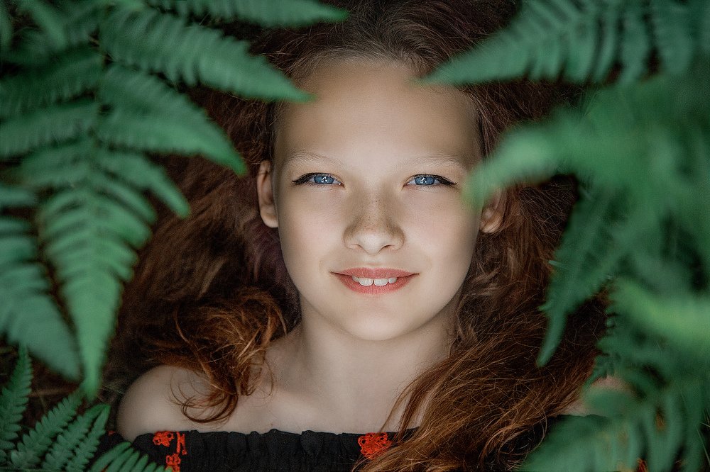 Девочка в папоротнике
