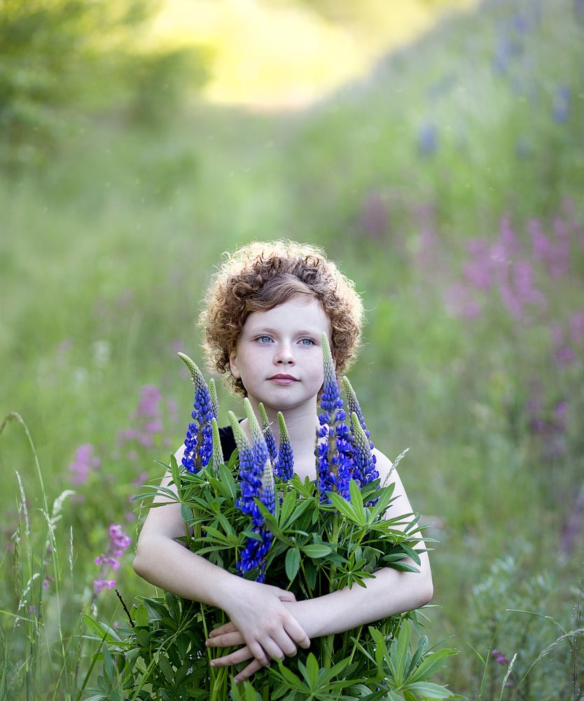 Девочка с люпинами