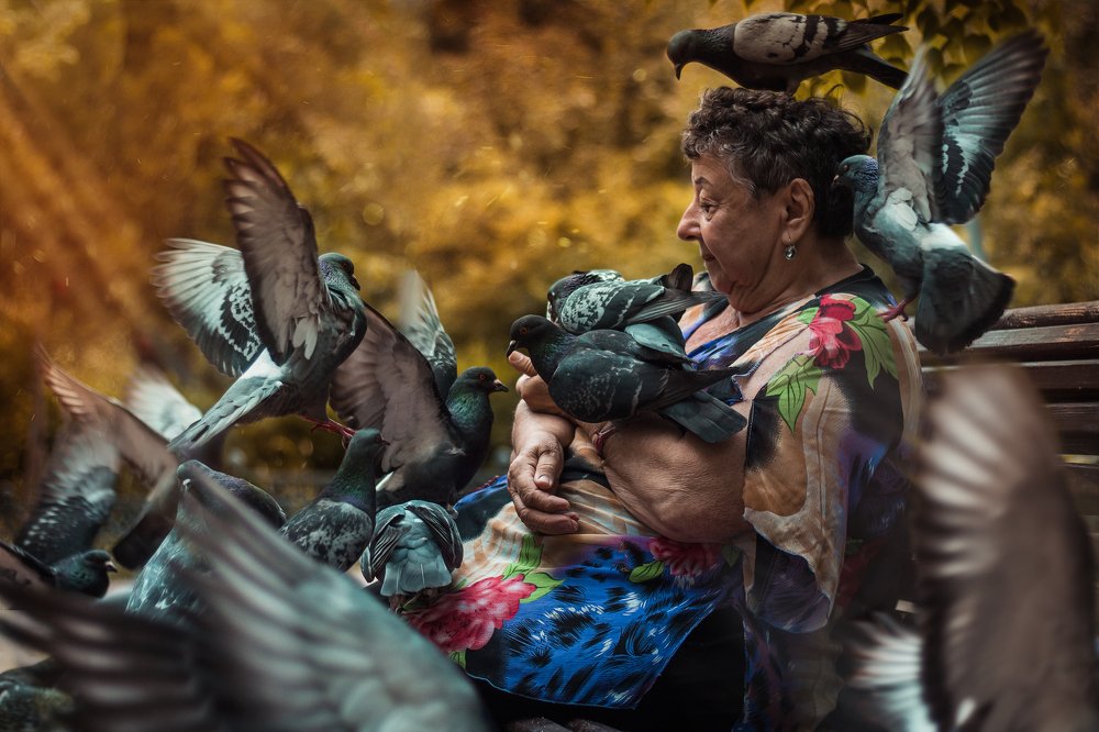 Женщина с голубями