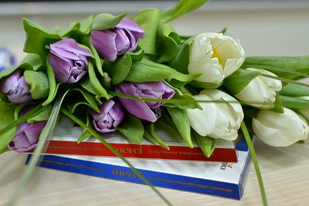 Цветы и конфеты.