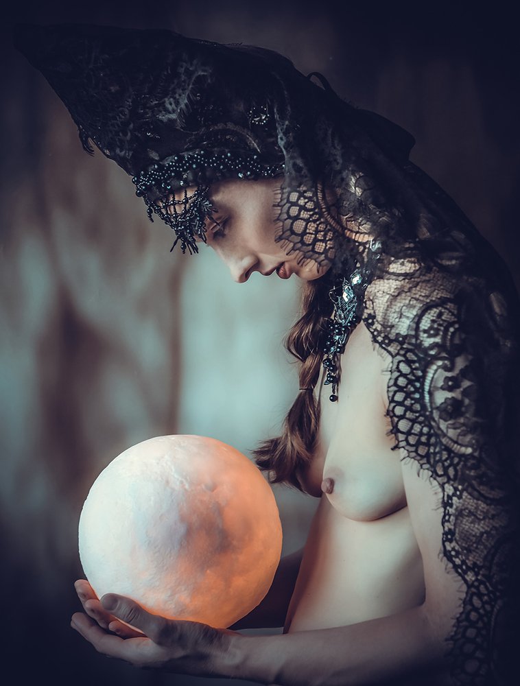 Queen of night. Full moon