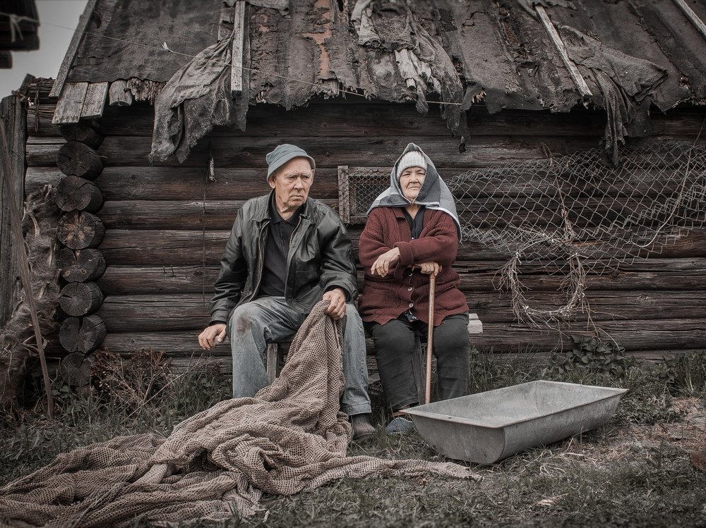 Жили-были старик со старухой.. There lived an old man with an old woman