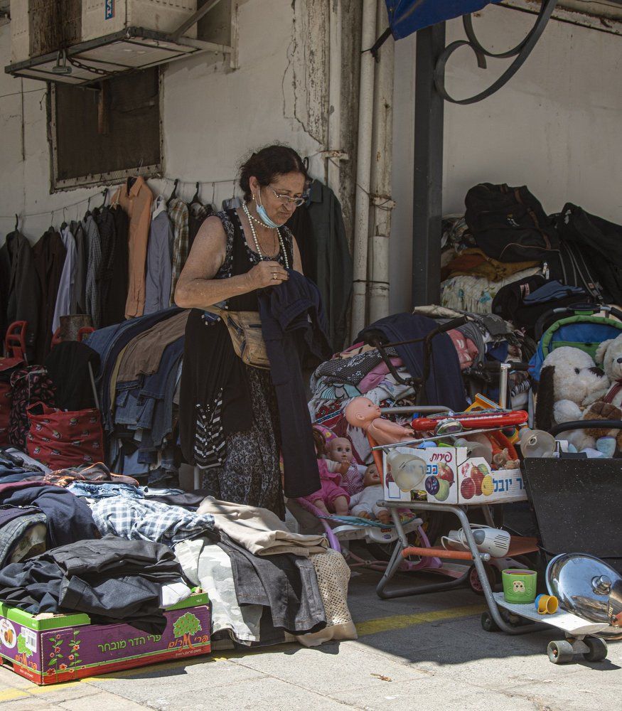 Пандемия. Старики на блошином рынке