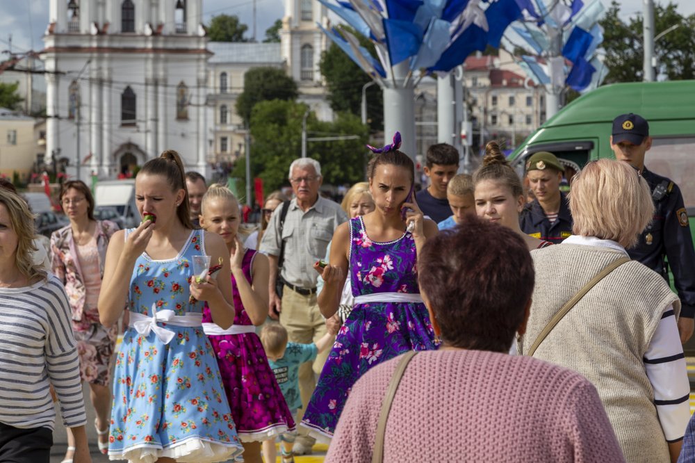 На пешеходном переходе.