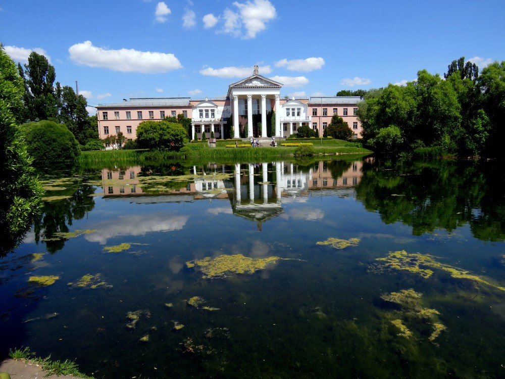 Фотография сделана в Моске в парке ботанический сад . Здание: им. Н. В. Цицина РАН