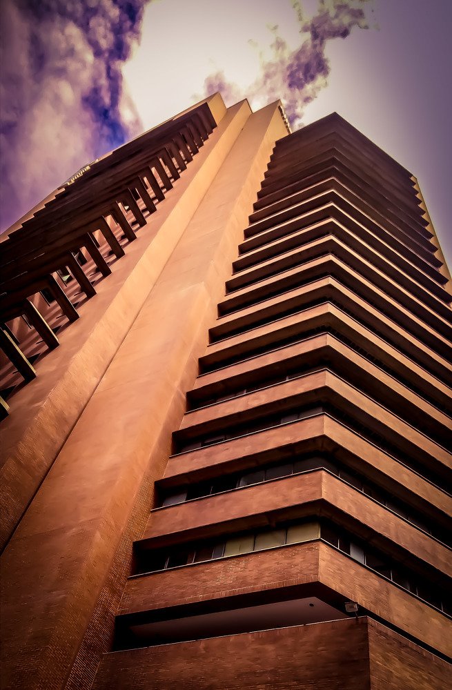 EDIFICIO EN CONTRAPICADO / BUILDING IN LOW ANGLE