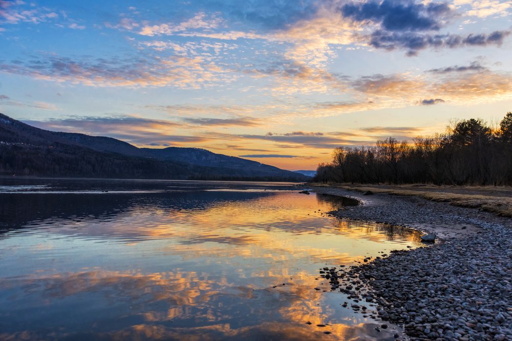 Закат на реке.