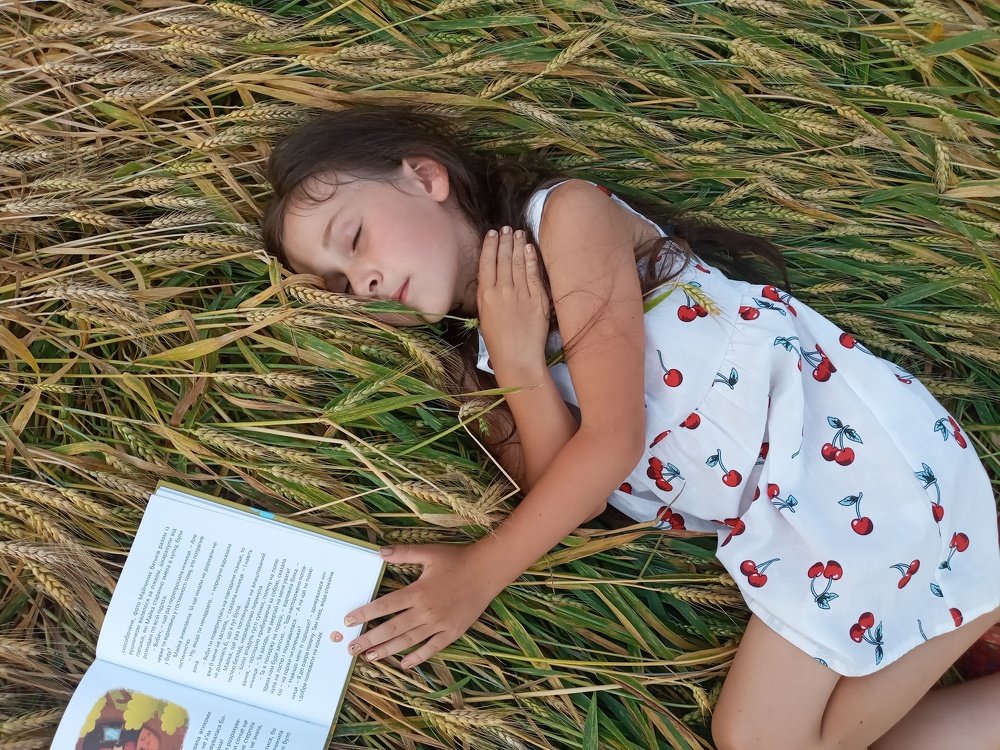 Девочка с книжкой