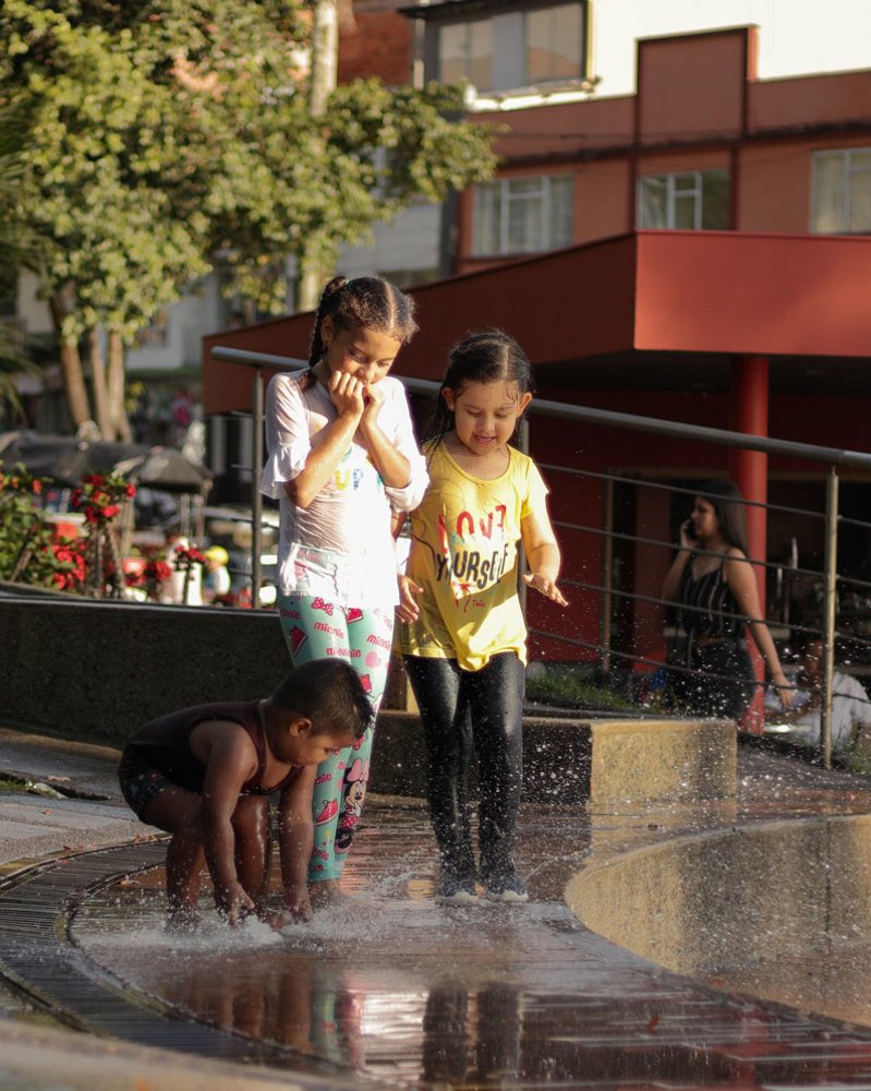 Niños felices jugando en parque acuático