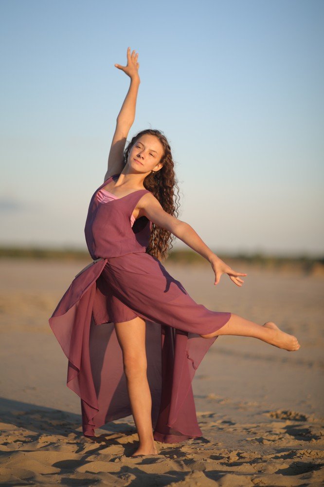 Изогнут гибкий стан в манящий полукруг...