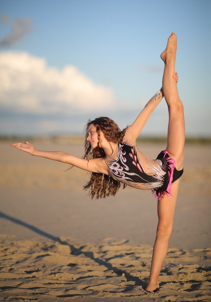 А ветер завивал упрямых прядь волос...