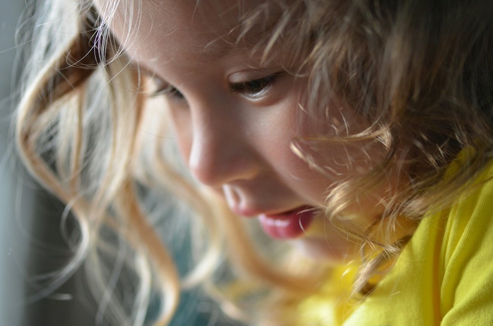 Ангел улыбается.