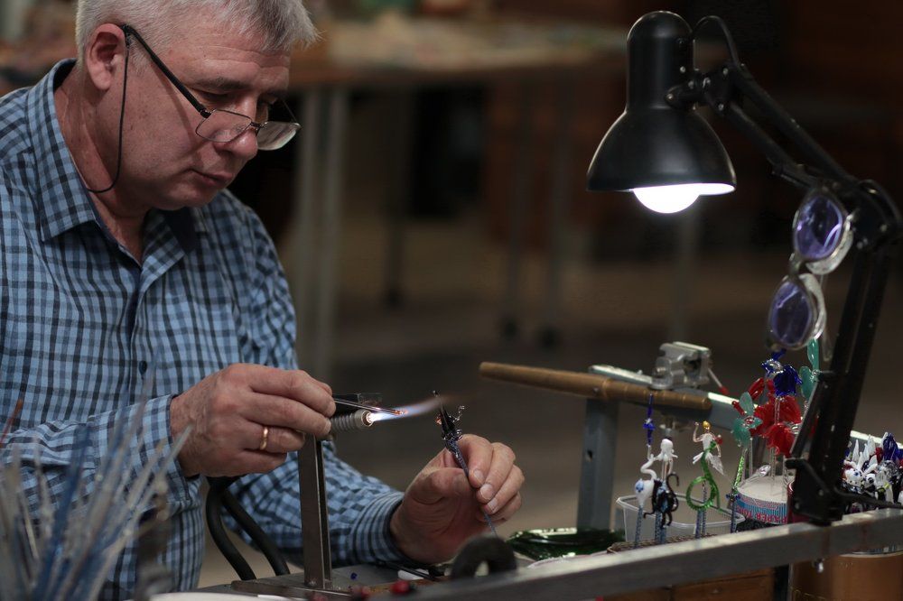 Стеклянных дел мастер