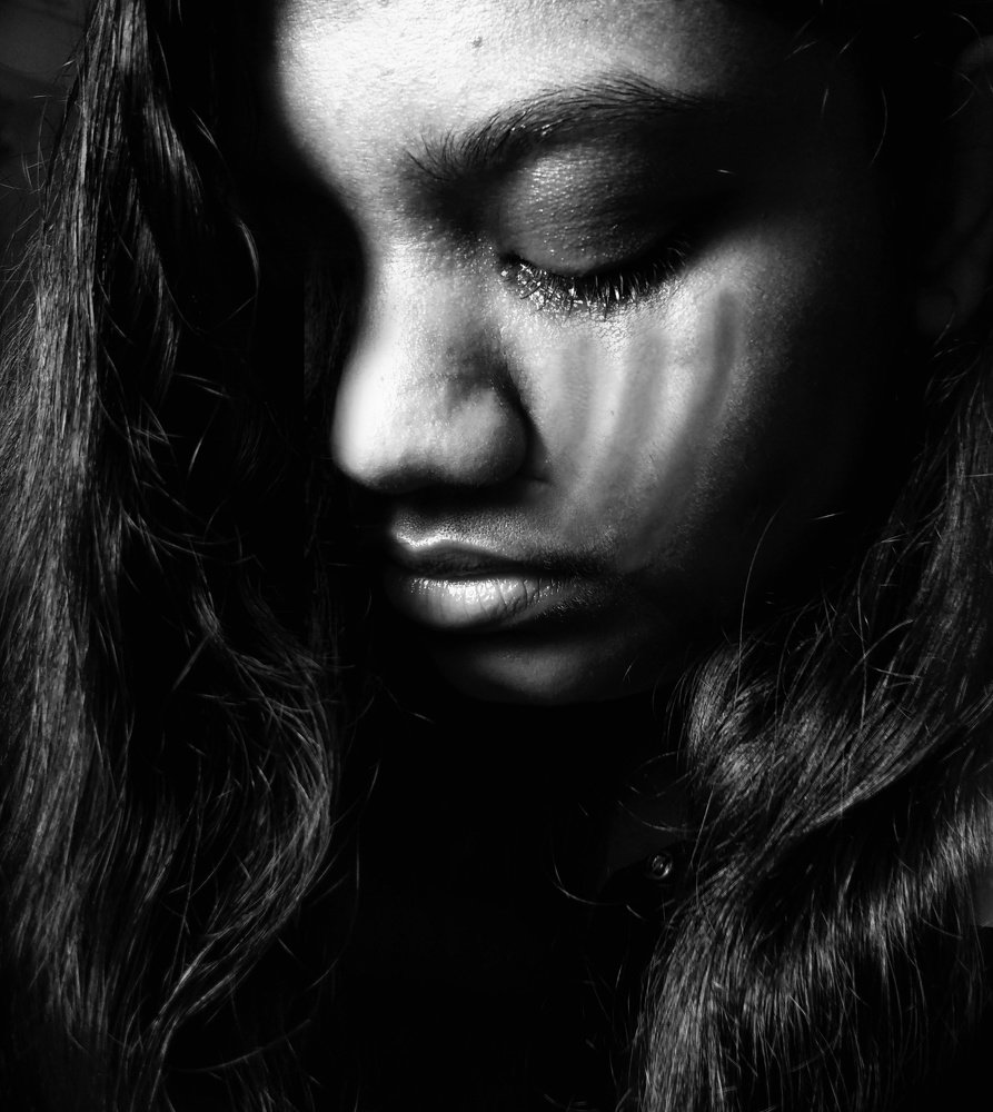 অদৃশ্য  হাত খাবলে ধরতে চায়