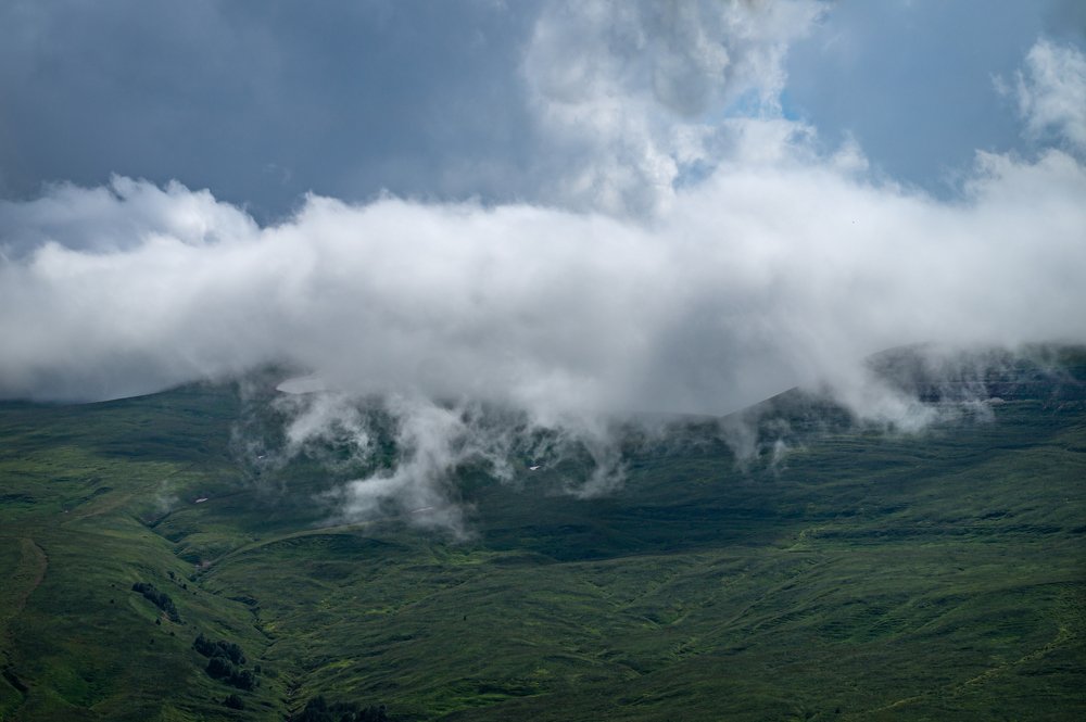 Под одеялом.