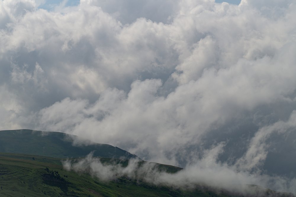 Облака ласкают землю.